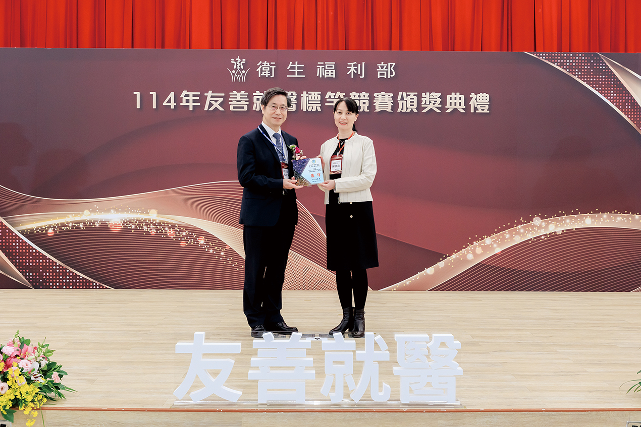 護理部陳美容主任代表醫院獲頒流程類醫學中心組婦兒組佳作醫策會攝